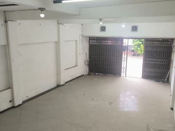Ruko Jejer 3 di Jantung Kota Pare Kediri , Hadap Utara Parkir Mobil 5 Unit Row Jalan Aspal 2 Mobil Longgar
