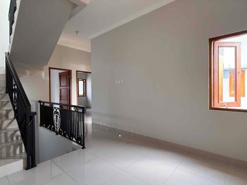 Hunian Modern 2 Lantai Rooftop di Kramat Jati Tol Cawang