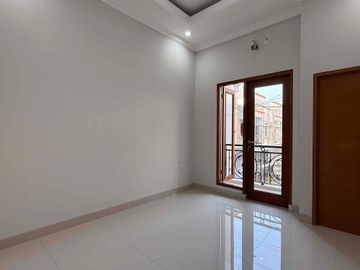 Hunian Modern 2 Lantai Rooftop di Kramat Jati Tol Cawang