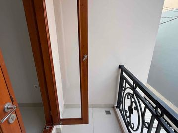 Hunian Modern 2 Lantai Rooftop di Kramat Jati Tol Cawang