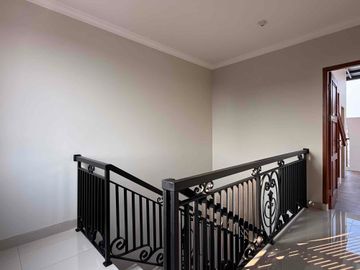 Hunian Modern 2 Lantai Rooftop di Kramat Jati Tol Cawang