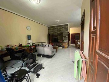 rumah murah 2 lt selangkah ke jalan raya sulfat kondisi bagus siap huni. hanya 20 m dari jalan raya