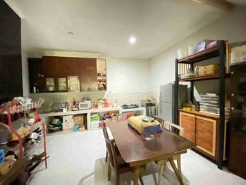 rumah murah 2 lt selangkah ke jalan raya sulfat kondisi bagus siap huni. hanya 20 m dari jalan raya