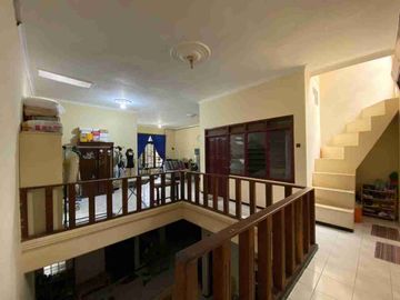 rumah murah 2 lt selangkah ke jalan raya sulfat kondisi bagus siap huni. hanya 20 m dari jalan raya