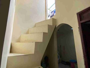 rumah murah 2 lt selangkah ke jalan raya sulfat kondisi bagus siap huni. hanya 20 m dari jalan raya