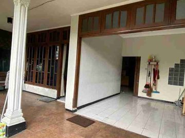 rumah murah 2 lt selangkah ke jalan raya sulfat kondisi bagus siap huni. hanya 20 m dari jalan raya