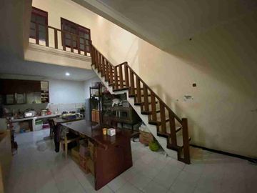 rumah murah 2 lt selangkah ke jalan raya sulfat kondisi bagus siap huni. hanya 20 m dari jalan raya