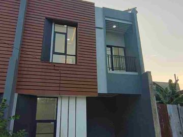 DIJUAL TOWNHOUSE MEWAH