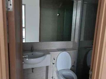 Disewakan Apartement Semi Furnished Lantai Tinggi Tower D Di Taman Anggrek Residence - Jakarta Barat.