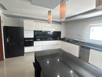 ¡INCREÍBLE PENTHOUSE CON ROOF TOP, JACUZZI Y PANELES SOLARES COMPLETAMENTE EQUIPADO!
