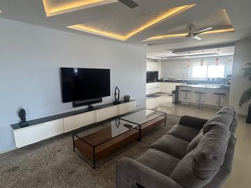 ¡INCREÍBLE PENTHOUSE CON ROOF TOP, JACUZZI Y PANELES SOLARES COMPLETAMENTE EQUIPADO!