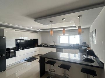 ¡INCREÍBLE PENTHOUSE CON ROOF TOP, JACUZZI Y PANELES SOLARES COMPLETAMENTE EQUIPADO!