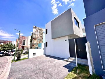 Casa Nueva en Venta en Bosque Real de Santa Anita, Tlajomulco.