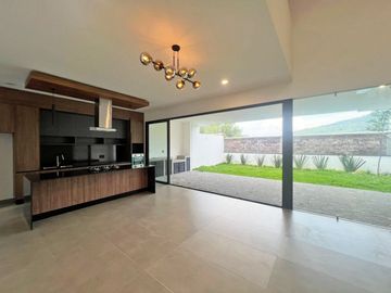 Casa nueva en venta Álamos Tres Marías, Morelia, Arquitectura Moderna, Fracc. exclusivo con alberca