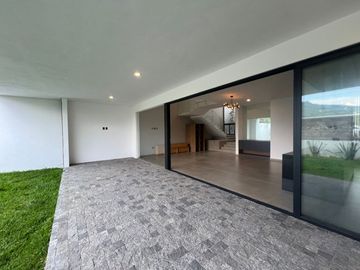 Casa nueva en venta Álamos Tres Marías, Morelia, Arquitectura Moderna, Fracc. exclusivo con alberca