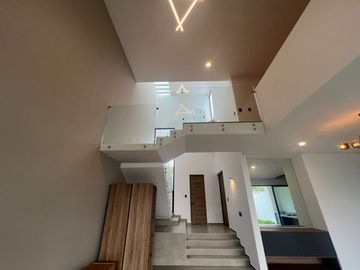Casa nueva en venta Álamos Tres Marías, Morelia, Arquitectura Moderna, Fracc. exclusivo con alberca