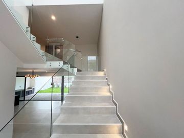Casa nueva en venta Álamos Tres Marías, Morelia, Arquitectura Moderna, Fracc. exclusivo con alberca