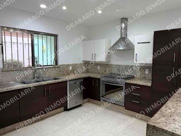 Casa en venta con alberca y seguridad en privada en álamos 1