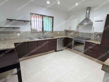 Casa en venta con alberca y seguridad en privada en álamos 1