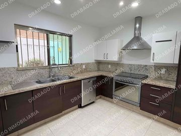 Casa en venta con alberca y seguridad en privada en álamos 1