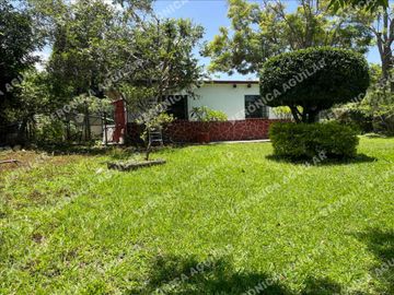 Venta de Casa estilo campestre y terreno en Nepantla de Sor Juana Inés de la Cruz, Estado de México