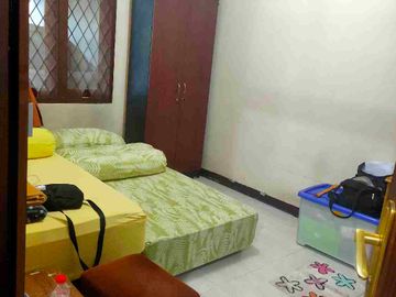 dijual rumah di perumahan, jalan utama, dekat jalan besar, dekat rumah sakit dekat sekolah, dekat mall, dekat universitas, jalur angkot jalur bis luar kota