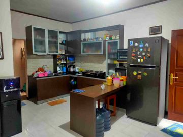 dijual rumah di perumahan, jalan utama, dekat jalan besar, dekat rumah sakit dekat sekolah, dekat mall, dekat universitas, jalur angkot jalur bis luar kota