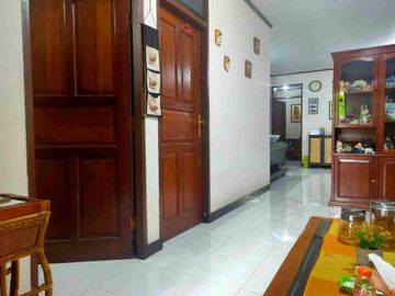 dijual rumah di perumahan, jalan utama, dekat jalan besar, dekat rumah sakit dekat sekolah, dekat mall, dekat universitas, jalur angkot jalur bis luar kota