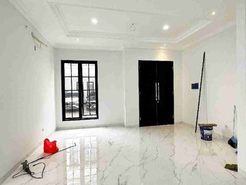 RUMAH MEWAH BERGAYA AMERICAN CLASSIC DI DALAM CLUSTER EKSKLUSIF – CIPAYUNG, JAKARTA TIMUR