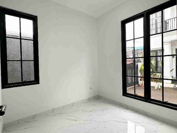 RUMAH MEWAH BERGAYA AMERICAN CLASSIC DI DALAM CLUSTER EKSKLUSIF – CIPAYUNG, JAKARTA TIMUR