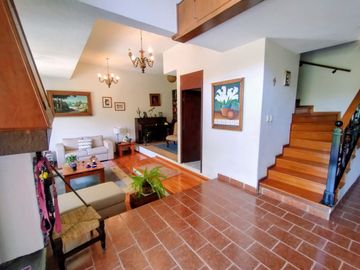 LINDA Y ACOGEDORA CASA EN VENTA EN LOMAS DE LAS ÁGUILAS, A UNOS PASOS DEL ACCESO A LA SUPERVÍA