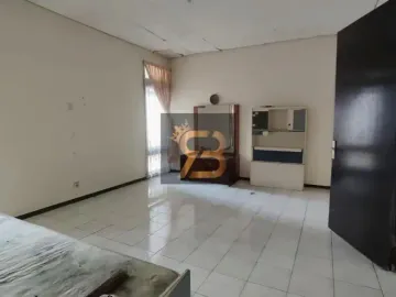 Rumah Hook dengan Halaman Luas di Turangga Lengkong Buahbatu Bandung