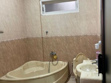 Rumah 2 Lantai SHM Siap Huni Lingkungan Nyaman di Perum Araya, Kota Malang