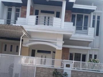 Rumah 2 Lantai SHM Siap Huni Lingkungan Nyaman di Perum Araya, Kota Malang