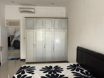 Rumah 2 Lantai SHM Siap Huni Lingkungan Nyaman di Perum Araya, Kota Malang