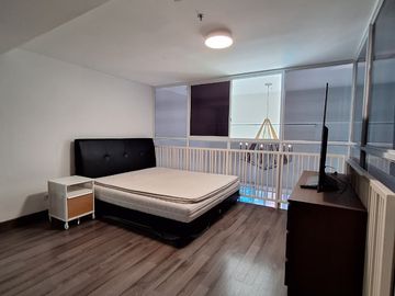 Disewakan Soho @Podomoro City Semi Furnished, bisa untuk huni dan kantor, Super Strategis Jakarta Barat