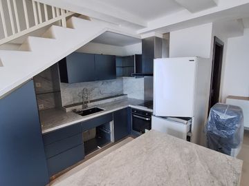 Disewakan Soho @Podomoro City Semi Furnished, bisa untuk huni dan kantor, Super Strategis Jakarta Barat