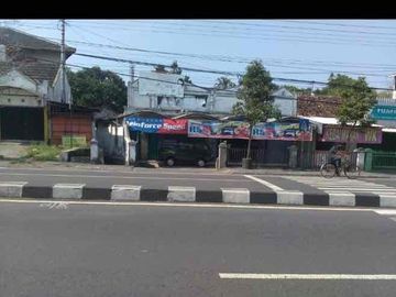 BU JUAL CEPAT. Siap nego pemilik. Ruko dan bangunan. Tanah masih luas. Jl.Magelang km.12 Wadas. Depan Pasar Sleman