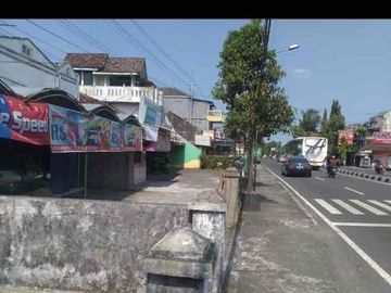 BU JUAL CEPAT. Siap nego pemilik. Ruko dan bangunan. Tanah masih luas. Jl.Magelang km.12 Wadas. Depan Pasar Sleman