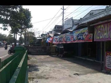 BU JUAL CEPAT. Siap nego pemilik. Ruko dan bangunan. Tanah masih luas. Jl.Magelang km.12 Wadas. Depan Pasar Sleman