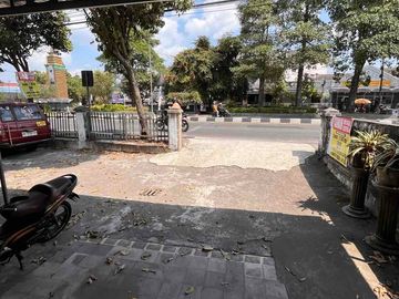 BU JUAL CEPAT. Siap nego pemilik. Ruko dan bangunan. Tanah masih luas. Jl.Magelang km.12 Wadas. Depan Pasar Sleman