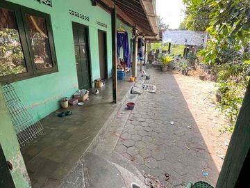 BU JUAL CEPAT. Siap nego pemilik. Ruko dan bangunan. Tanah masih luas. Jl.Magelang km.12 Wadas. Depan Pasar Sleman