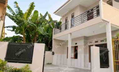 Dijual Rumah 2 Lantai Lokasi Strategis dekat Kantor Walikota Jakarta Timur dekat Stasiun dan Terminal Terpadu