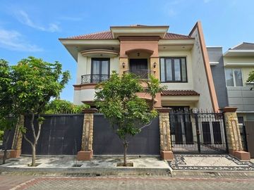 Rumah Araya   STRATEGIS garasi 2, carport 2 .