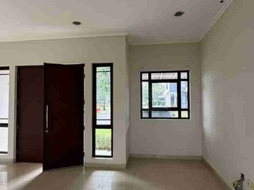 Rumah Ada Balkon & Garasi di Cluster Asia Greenlake City