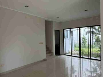Rumah Ada Balkon & Garasi di Cluster Asia Greenlake City
