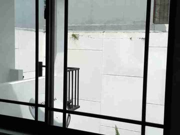 Rumah Ada Balkon & Garasi di Cluster Asia Greenlake City