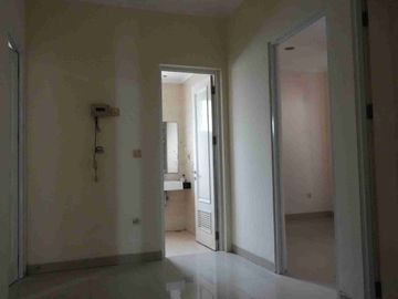 Rumah Hoek Ada Kitchen Set & Balkon di Cluster West Europe Green Lake City