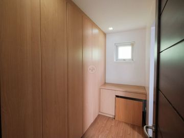 Pre Owned House and lot for sale in White Plains, Quezon City
