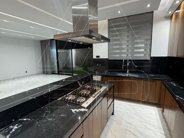 CASA EN RENTA FRENTE AL PARQUE METROPOLITANO
